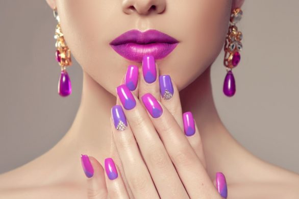 Ten manicure jest inspirowany wiosną i budzącymi się do życia roślinami. Poznaj mauve nails!