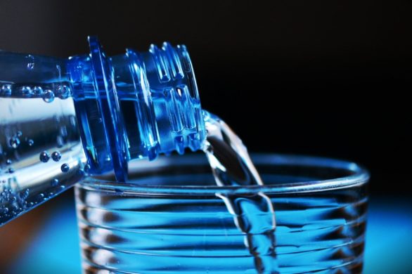 Woda mineralna Perrier w plastikowych butelkach z recyklingu enzymatycznego