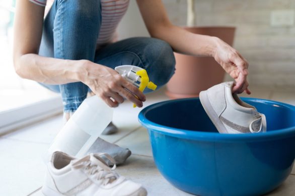 Zastanawiasz się, jak doczyścić po lecie białe sneakersy? Oto najlepsze domowe metody!
