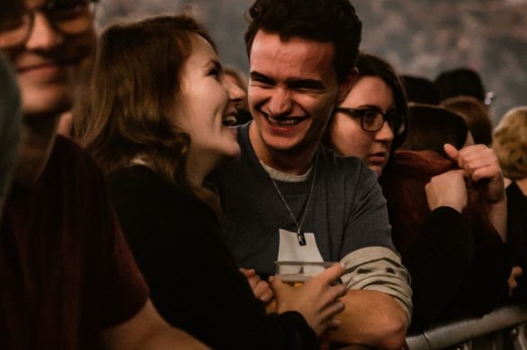 Niezwykłe plakaty, które zwracają uwagę na przemoc wobec kobiet podczas festiwali muzycznych