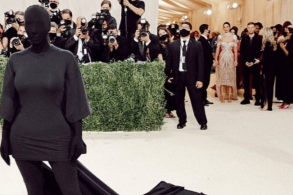 Powstają kolejne memy na temat stylizacji Kim Kardashian. Co chciała wyrazić celebrytka?