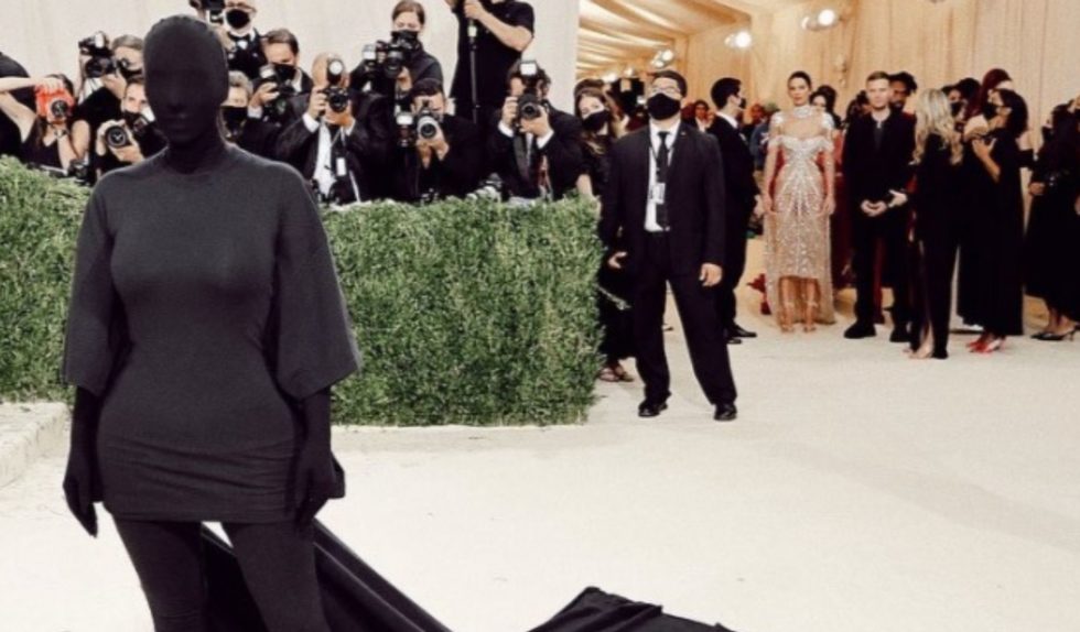 Powstają kolejne memy na temat stylizacji Kim Kardashian. Co chciała wyrazić celebrytka? Powstają kolejne memy na temat stylizacji Kim Kardashian. Co chciała wyrazić celebrytka?