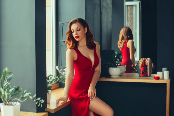 Sukienka czerwona – jak ją dobrać, aby pasowała do całości stylizacji?