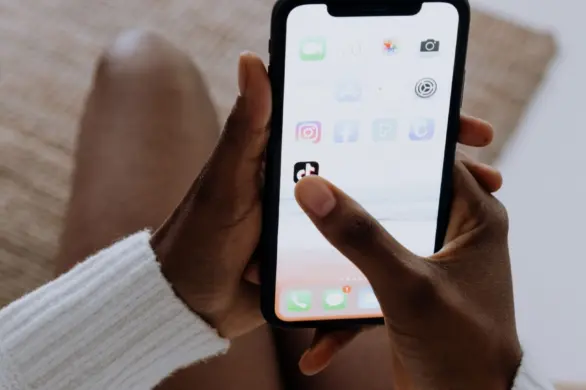 Wielka Rezygnacja na TikToku. Fala masowych odejść z pracy społecznym trendem