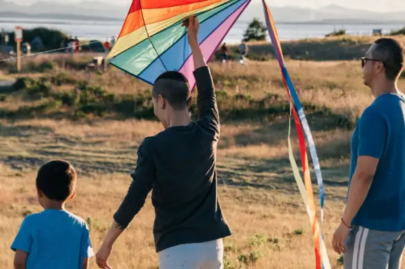 “Jesteśmy rodziną”. Rodziny LGBT+ z dziećmi z życzeniami w świątecznej kampanii