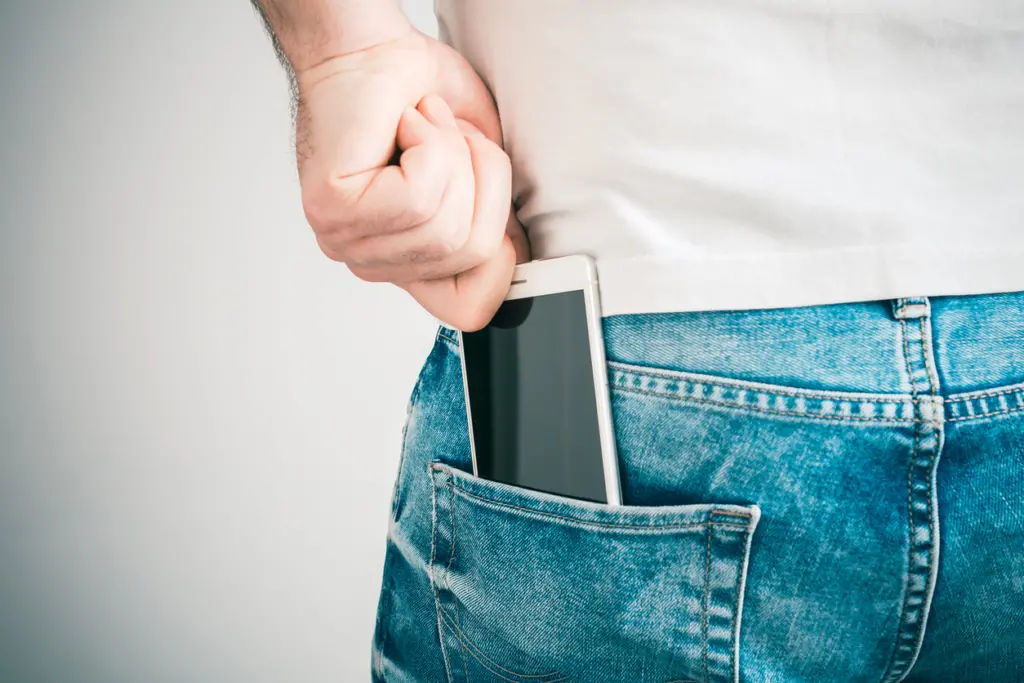 Metalowe guziczki w kieszeniach jeansów Metalowe guziczki w kieszeniach jeansów