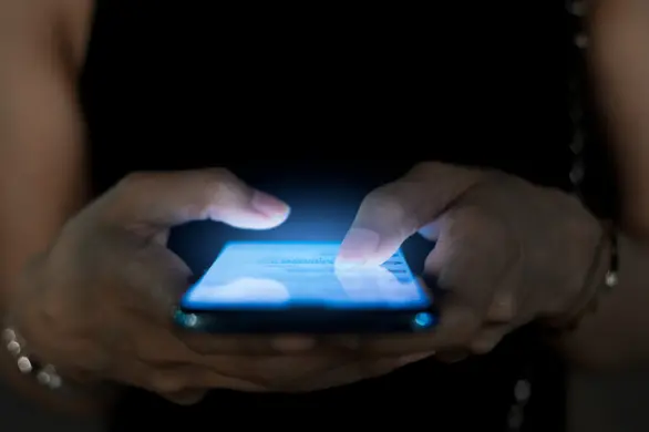 Czy tryb ciemny w telefonie rzeczywiście chroni oczy?