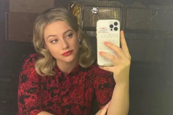 Makijaż Crystal Eye w 2022 roku jest bardzo na czasie. Wystarczy zapytać Lili Reinhart