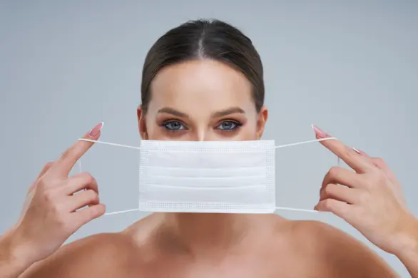 Omikron objawia się na skórze? Oto zmiany, na które trzeba zwrócić uwagę