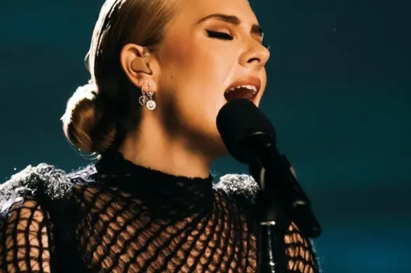 Adele jest zaręczona? Diamentowy pierścionek w kształcie gruszki podsyca plotki