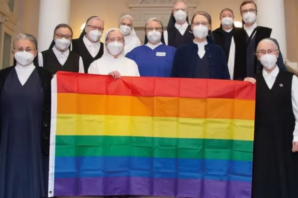 Zakonnice ze Stuttgartu przeciwko homofobii w Kościele katolickim. Protest z flagą LGBTQ