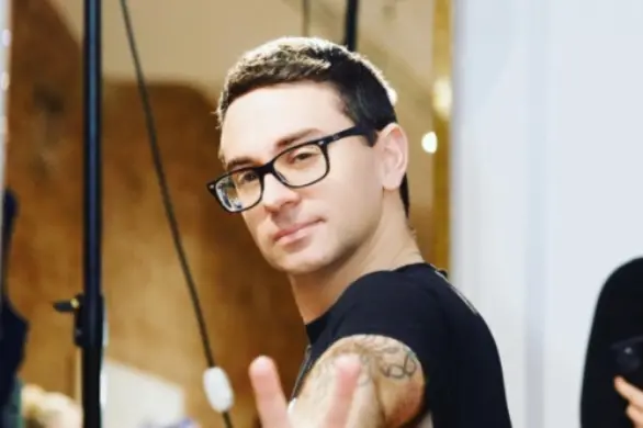 Christian Siriano licytuje niezwykłą suknię, aby wesprzeć Ukrainę