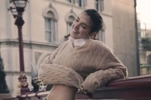 Spódnica, która podzieliła fashionistki. Jest teraz niezwykle popularna