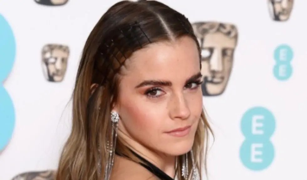 Emma Watson w rzadkim publicznym wystąpieniu w wyciętej minisukience