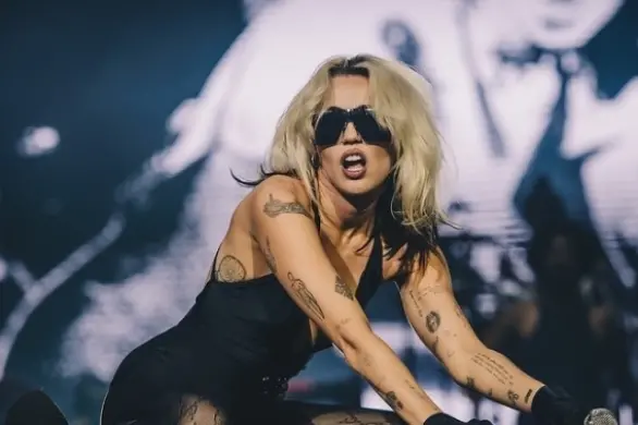 W samolot, którym podróżowała Miley Cyrus uderzył piorun