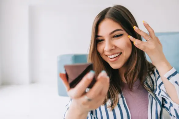 Tik Tokowy trik makijażowy. Podkład wtapia się w skórę a niedoskonałości są niewidoczne