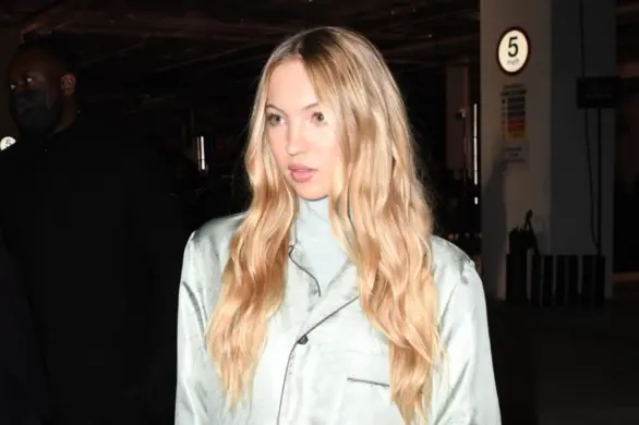 Córka Kate Moss, Lila, z pompą insulinową na czerwonym dywanie
