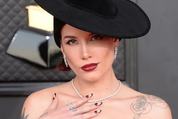 Halsey otwiera się na temat zmagań zdrowotnych: „Moje ciało buntuje się przeciwko mnie”