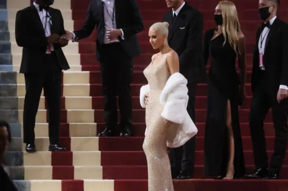 Gwiazda TikToka odtwarza stylizację Kim Kardashian z Met Gali 2022. To sukienka za 12 dolarów