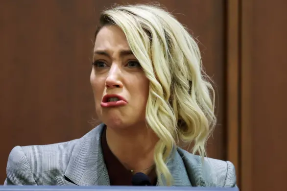 Amber Heard załamuje się w sądzie
