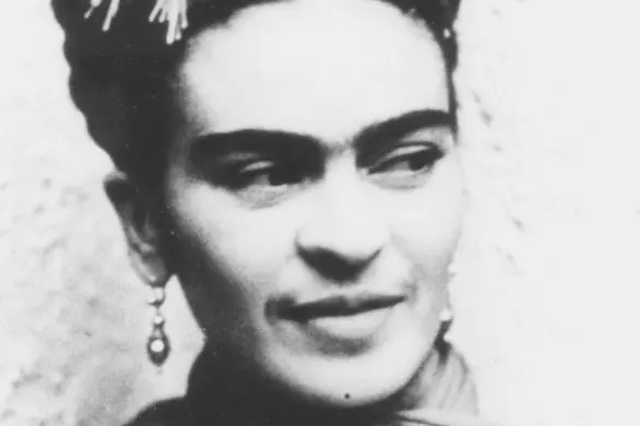 „Smutek dorosłego człowieka”. Tak wyglądała młodziutka Frida Kahlo.