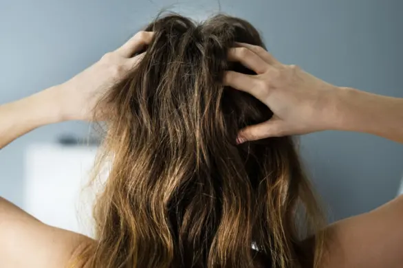 Osłabione i cienkie pasma? Oto najczęstsze przyczyny wypadania włosów u kobiet