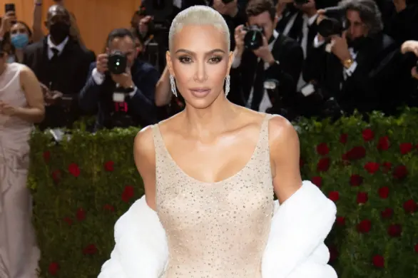Skandal: Kim Kardashian oskarżona o zniszczenie sukni Monroe. Zdjęcia mówią same za siebie