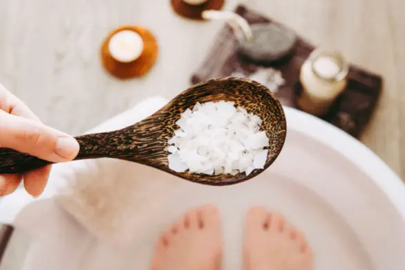 Relaksująca słona kąpiel dla stóp. Wypróbuj jej niesamowite działanie!