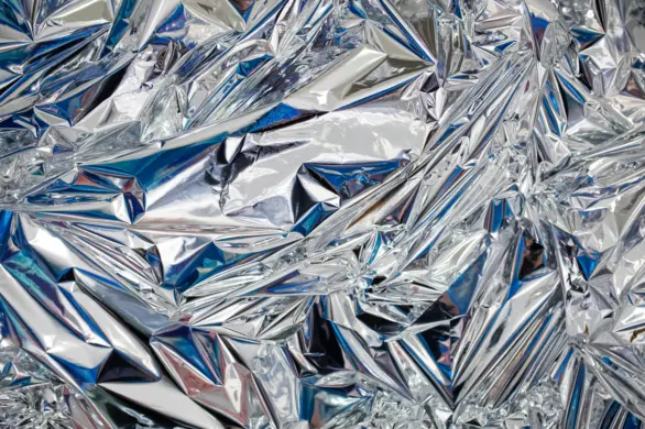 Folia aluminiowa na elektryzujące się włosy. Ten trik naprawdę działa