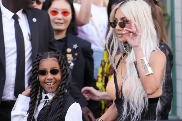 Kim Kardashian wyjaśnia, dlaczego North trzymała znak „stop” podczas Paris Fashion Week