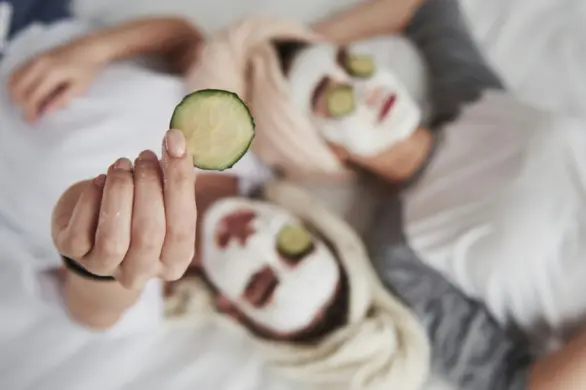 Jak stosować maseczkę z węglem aktywnym na problematyczną skórę