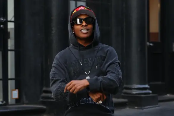 A$AP Rocky w skórzanej spódnicy