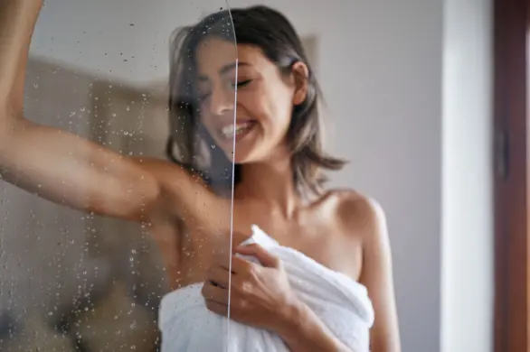 Czy mycie twarzy pod prysznicem jest szkodliwe dla skóry? Odpowiedź mocno Cię zaskoczy