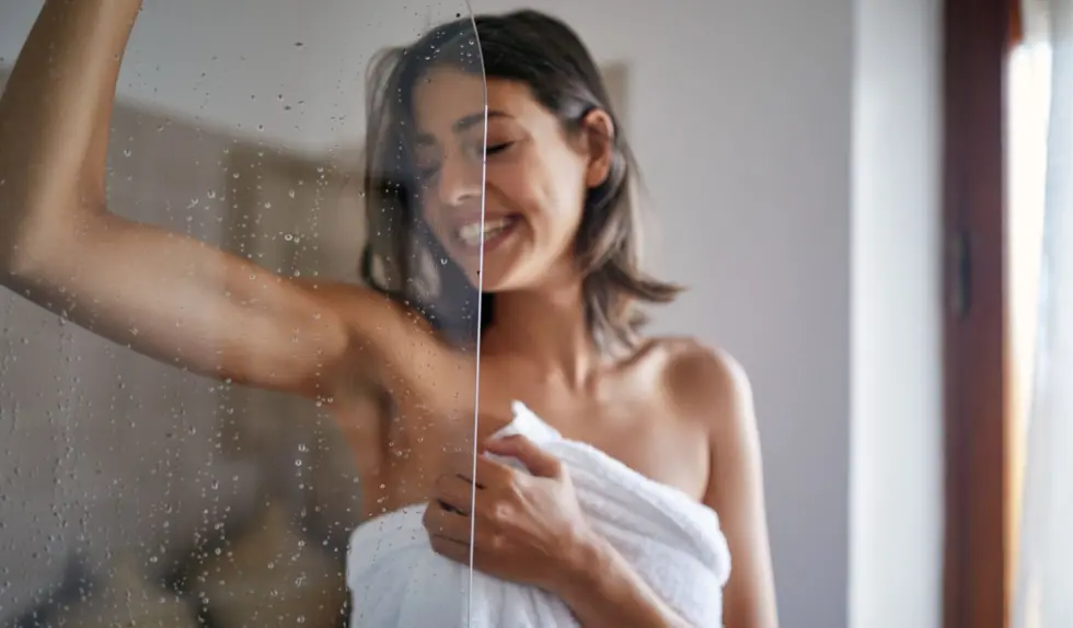 Czy mycie twarzy pod prysznicem jest szkodliwe dla skóry? Odpowiedź mocno Cię zaskoczy