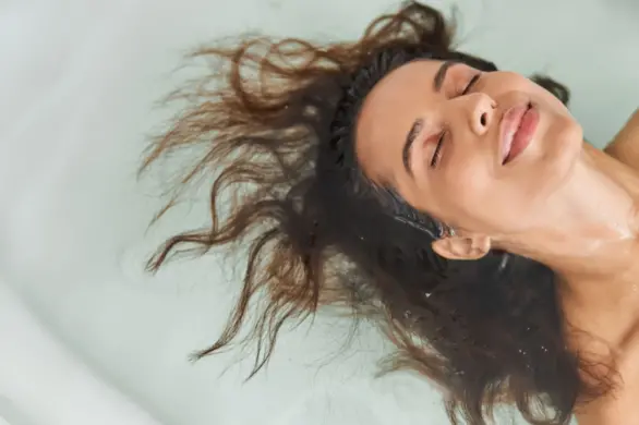 Kąpiel lodowa – czy warto? Jakie korzyści może przynieść dla ciała, zdrowia i samopoczucia?