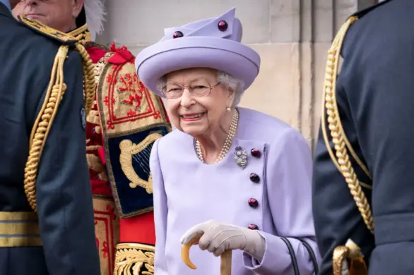 Dlaczego stylizacje królowej Elżbiety II miały zawsze tylko jeden kolor?