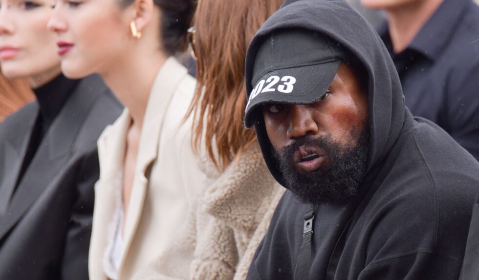 Kanye West debiutuje na wybiegu i otwiera pokaz Balenciagi