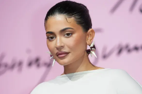 Kylie Jenner przefarbowała brwi na biało