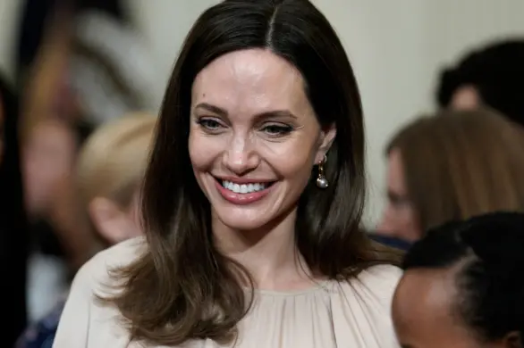 Angelina Jolie po raz kolejny udowadnia, że elegancja tkwi w prostocie