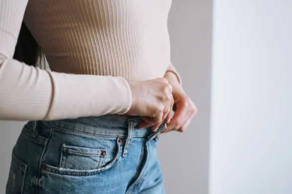 Z tego genialnego sposobu korzystają wszystkie dziewczyny. Zobacz, jak w łatwy sposób rozciągnąc jeansy, by były bardziej elastyczne