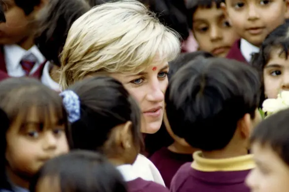 Dlaczego Twitter oszalał na punkcie swetra księżnej Diany z lat 80.?