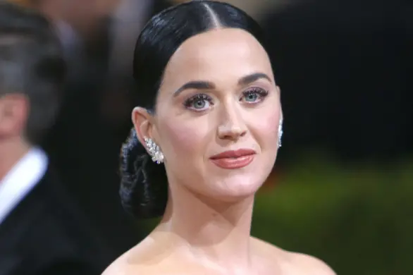 Katy Perry na pokazie Balenciagi bez bielizny i w podartych rajstopach