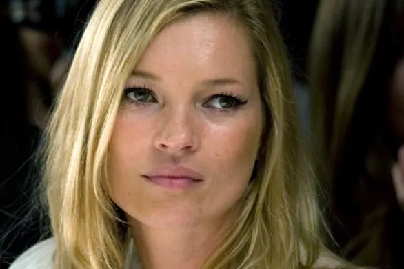 Kate Moss na gali WSJ Innovator Awards. Z trudem wypowiadane słowa i kurczowe trzymanie się podium