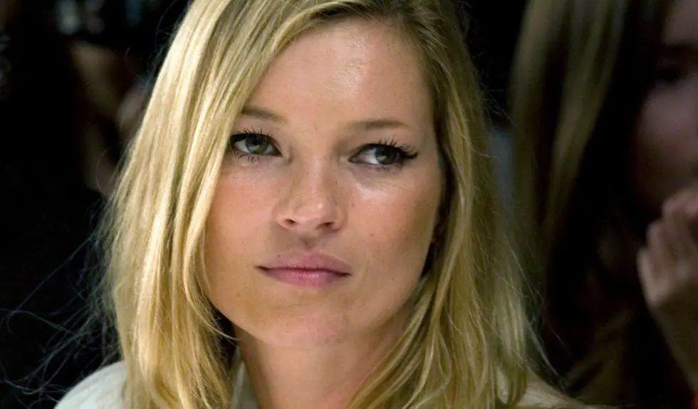 Kate Moss na gali WSJ Innovator Awards. Z trudem wypowiadane słowa i kurczowe trzymanie się podium Kate Moss na gali WSJ Innovator Awards. Z trudem wypowiadane słowa i kurczowe trzymanie się podium