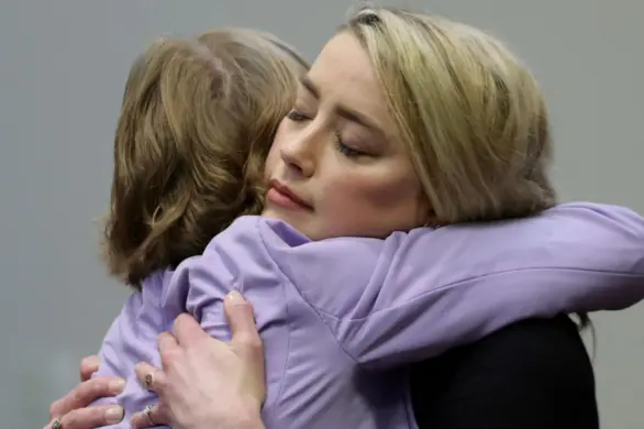 Ponad 130 organizacji feministycznych i osób publicznych podpisało list otwarty na rzecz Amber Heard