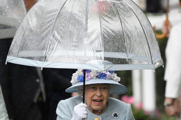 Dlaczego królowa Elżbieta II zawsze trzymała parasol samodzielnie?