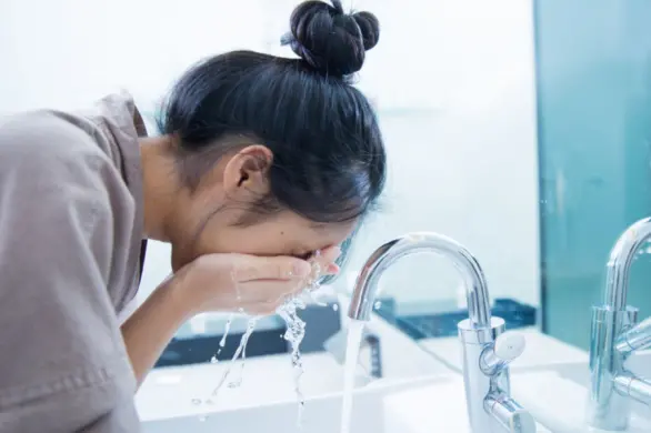 Czy zimna woda jest kluczem do pięknego wyglądu cery? Eksperci wyjaśniają