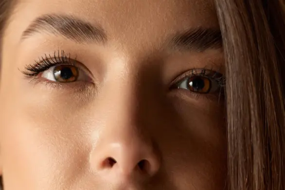 Brwi jak po laminowaniu. Ten kosmetyk za kilka złotych zapewni Ci idealnie wyglądające brwi