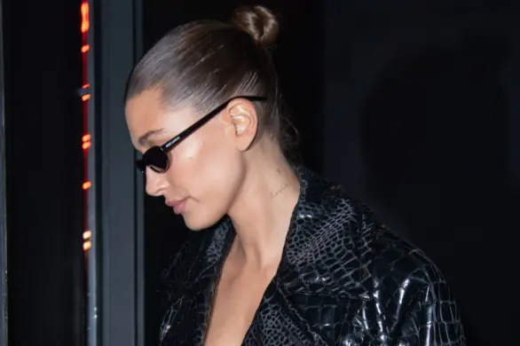 Łysienie i wypadające włosy. Tiktokerka ostrzega przed fryzurą w stylu Hailey Bieber