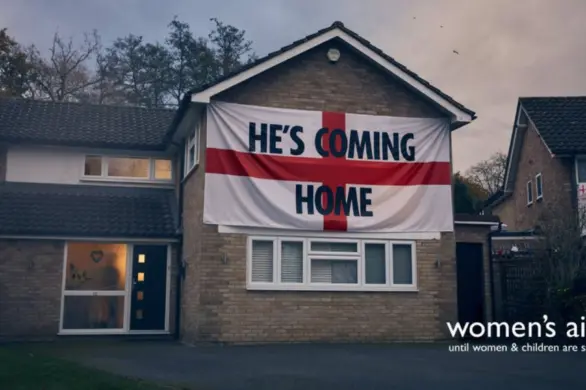 Turnieje piłkarskie a przemoc domowa. Kampania społeczna „He’s coming home” zwraca uwagę na ciemną stronę mundialu